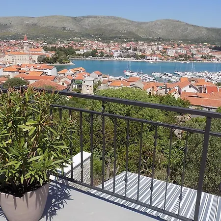 Balan S Vanjskim Bazenom Apartmán