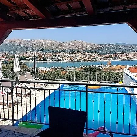 Balan S Vanjskim Bazenom * Trogir