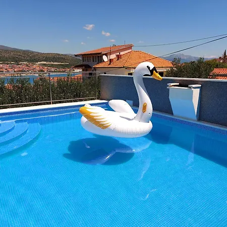 Balan S Vanjskim Bazenom Apartmán *